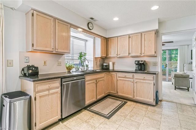 946 Nicklaus DR, Newport News, VA 23602