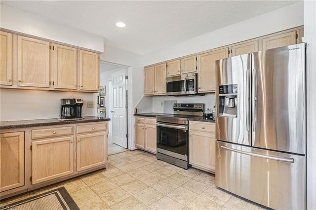 946 Nicklaus DR, Newport News, VA 23602
