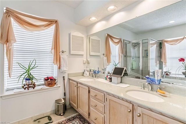 946 Nicklaus DR, Newport News, VA 23602