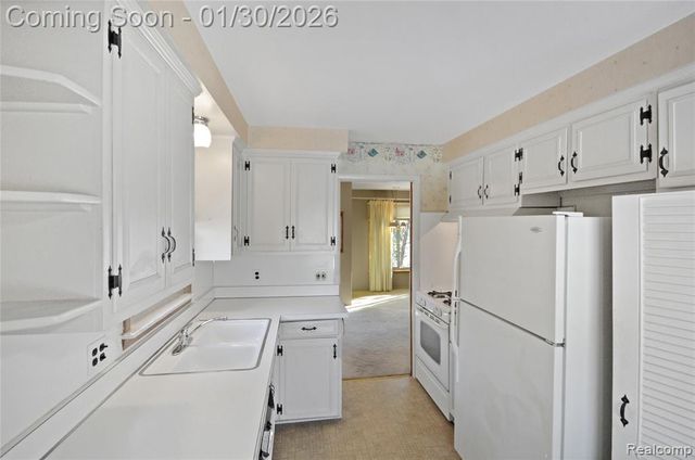 21611 Sussex Street, Oak Park, MI 48237