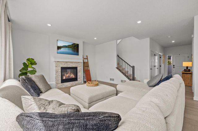 8861 Donax Row, Woodbury, MN 55129