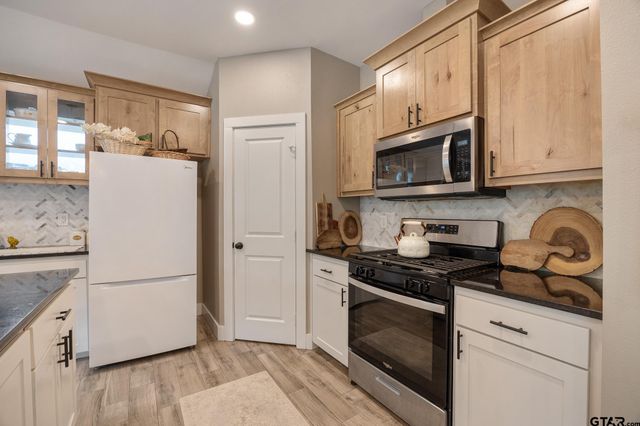 16030 Crossing Circle, Lindale, TX 75771