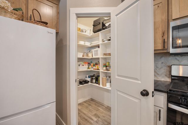 16030 Crossing Circle, Lindale, TX 75771
