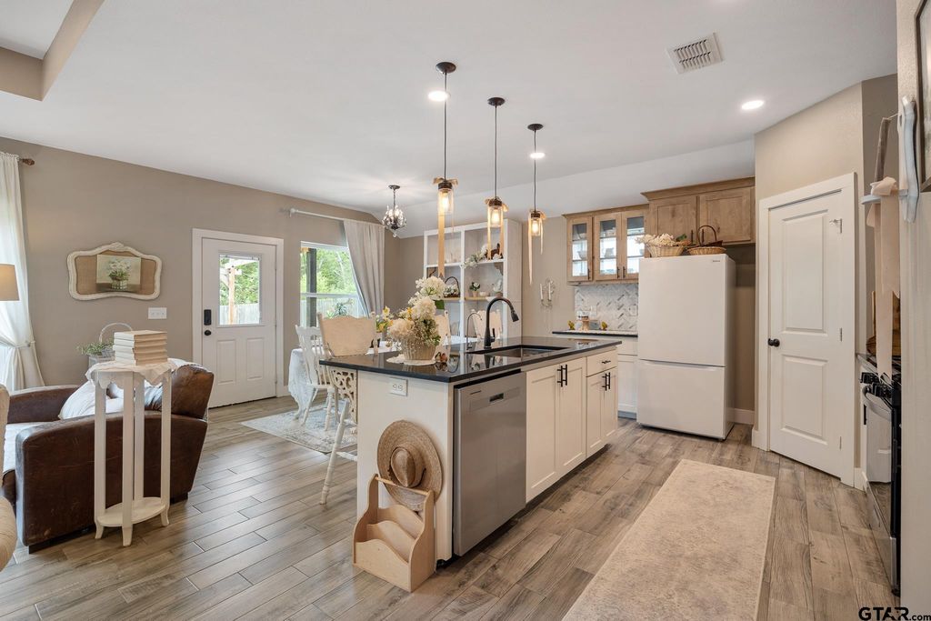 16030 Crossing Circle, Lindale, TX 75771