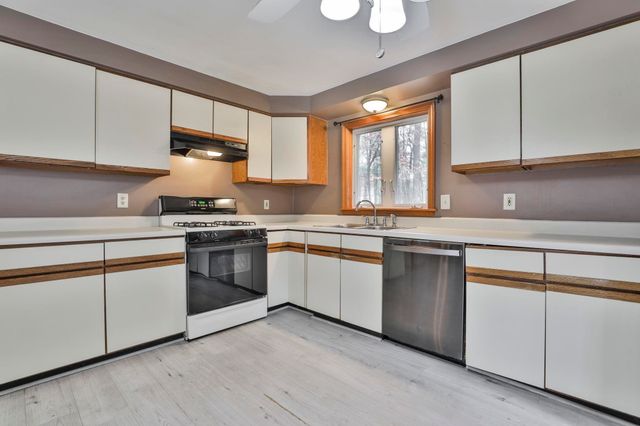 16 Evergreen Drive, Hudson, NH 03051