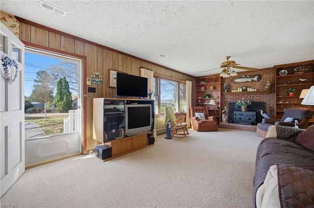 621 Shore DR, Hartfield, VA 23071