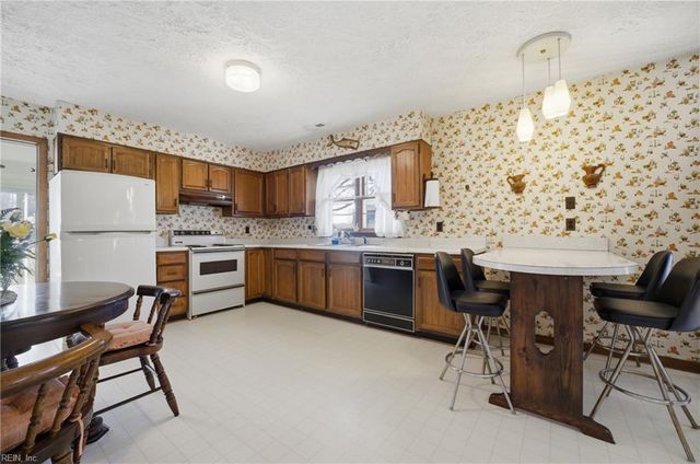 621 Shore DR, Hartfield, VA 23071