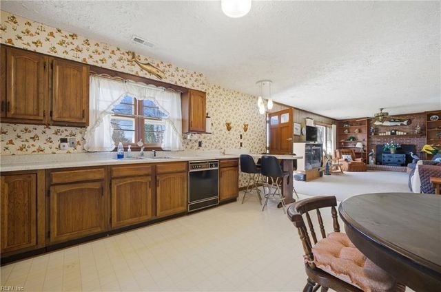 621 Shore DR, Hartfield, VA 23071