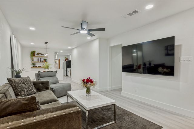 10635 Stone Canyon Road 19, Dallas, TX 75230