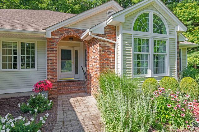 18 Lang Drive, Essex Junction, VT 05451