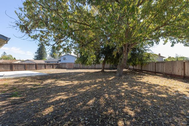 1052 Helen Ct, Petaluma, CA 94954