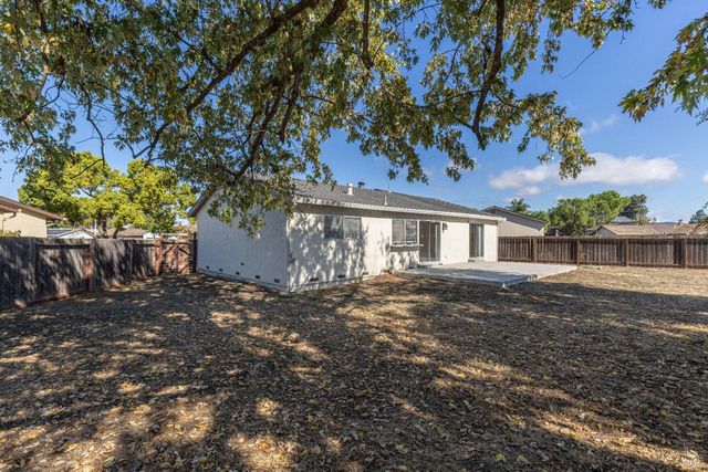 1052 Helen Ct, Petaluma, CA 94954