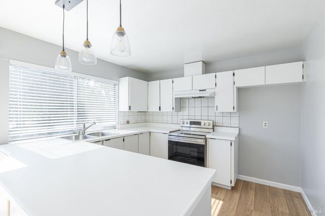 1052 Helen Ct, Petaluma, CA 94954