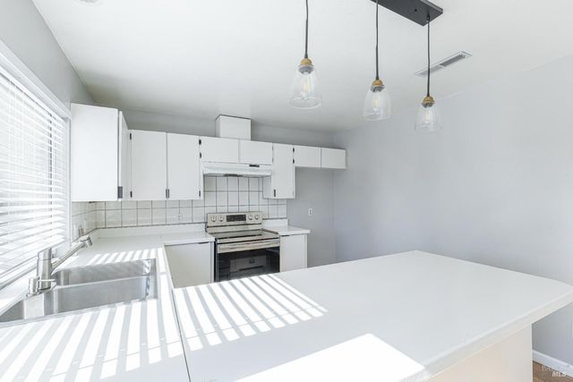 1052 Helen Ct, Petaluma, CA 94954