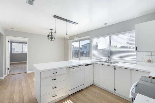 1052 Helen Ct, Petaluma, CA 94954