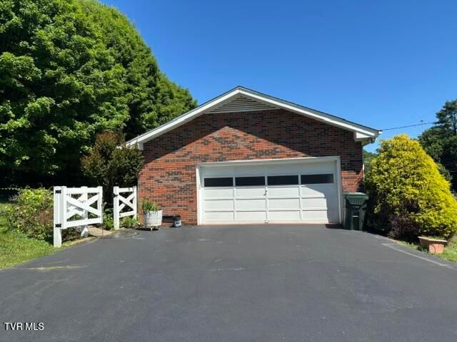 328 Lawndale Drive, Bristol, VA 24201