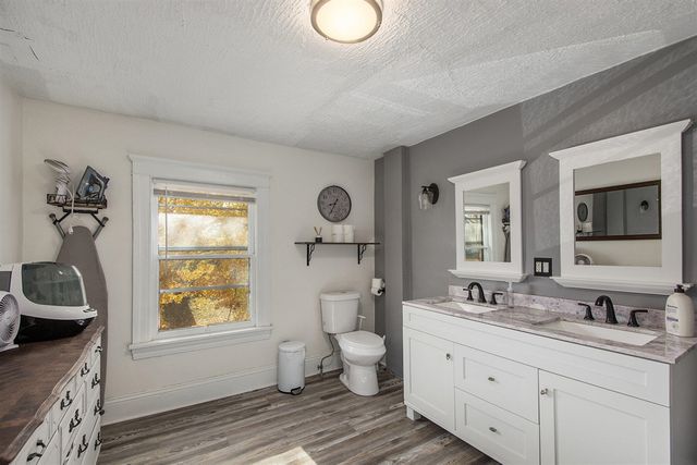 1402 Carl Breeding Way, Jackson, MI 49203