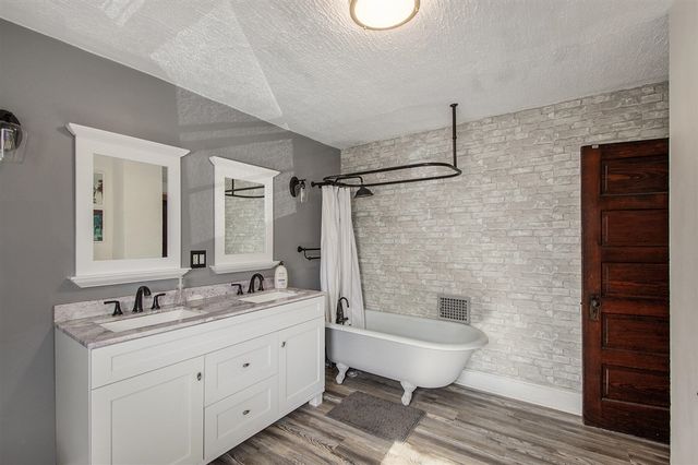 1402 Carl Breeding Way, Jackson, MI 49203