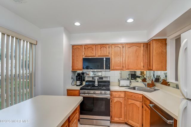 431 Hampton Court, Englishtown, NJ 07726