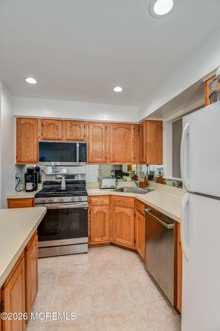 431 Hampton Court, Englishtown, NJ 07726