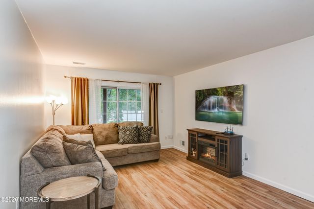431 Hampton Court, Englishtown, NJ 07726