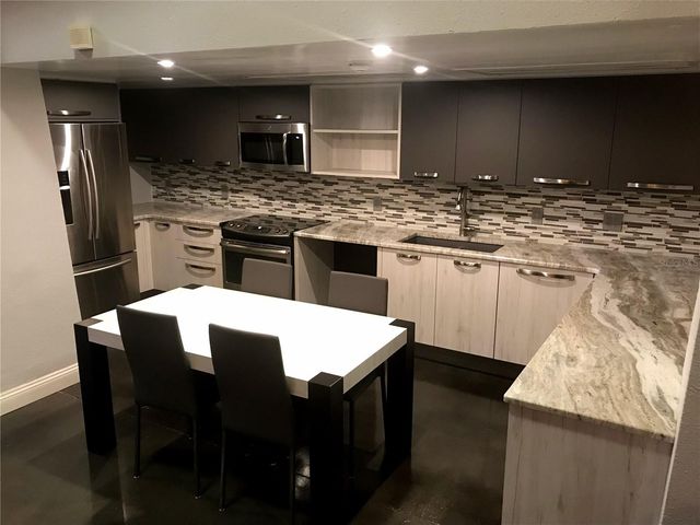 2740 COCONUT BAY LN LANE 317, Sarasota, FL 34237