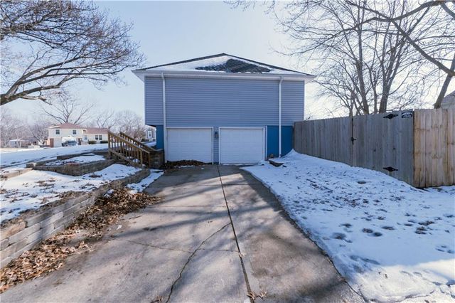 1111 SE 2nd Court, Lee's Summit, MO 64063