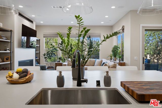 11728 Canoga Avenue, Chatsworth (los Angeles), CA 91311