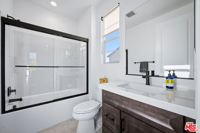 11728 Canoga Avenue, Chatsworth (los Angeles), CA 91311