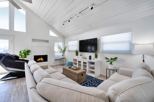 1127 Tiki Drive, Tiki Island, TX 77554