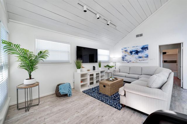1127 Tiki Drive, Tiki Island, TX 77554