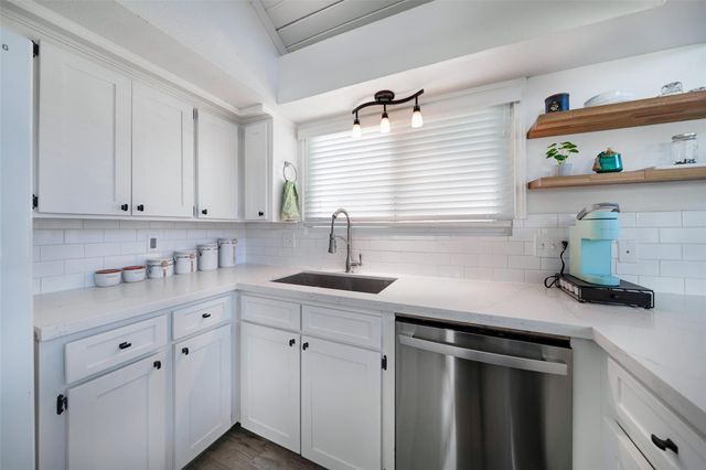 1127 Tiki Drive, Tiki Island, TX 77554
