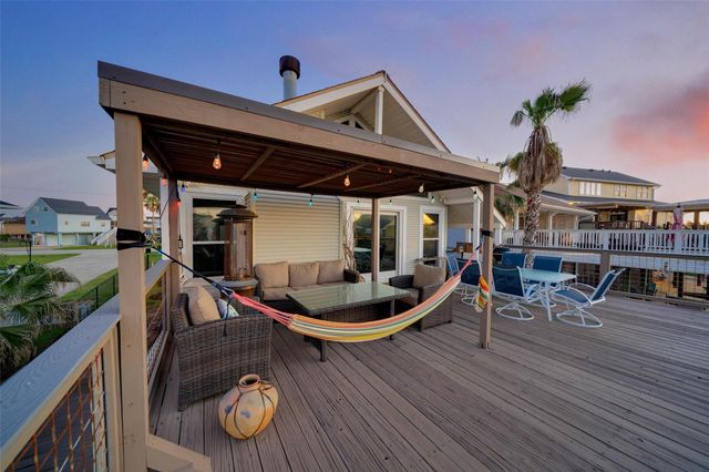 1127 Tiki Drive, Tiki Island, TX 77554