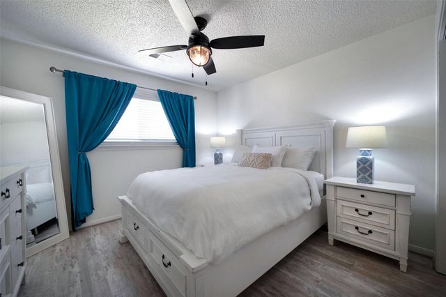 1127 Tiki Drive, Tiki Island, TX 77554