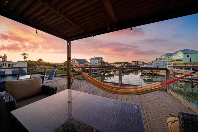 1127 Tiki Drive, Tiki Island, TX 77554
