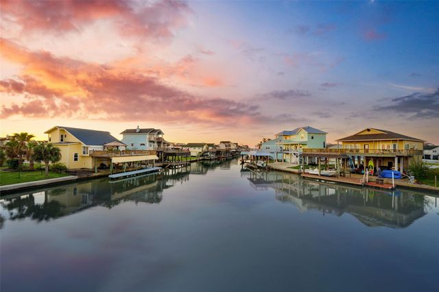 1127 Tiki Drive, Tiki Island, TX 77554