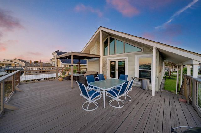 1127 Tiki Drive, Tiki Island, TX 77554