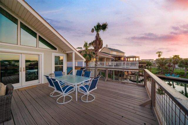 1127 Tiki Drive, Tiki Island, TX 77554