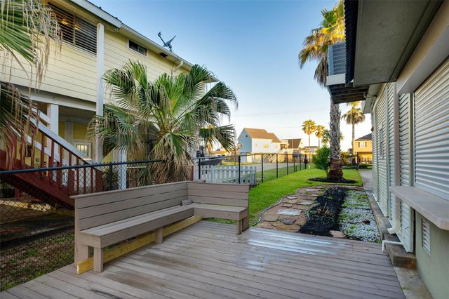 1127 Tiki Drive, Tiki Island, TX 77554
