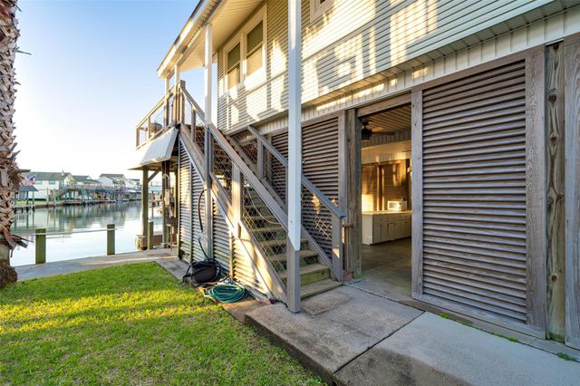 1127 Tiki Drive, Tiki Island, TX 77554