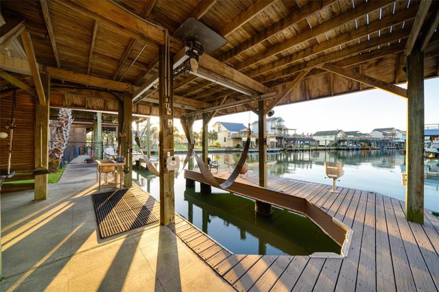 1127 Tiki Drive, Tiki Island, TX 77554