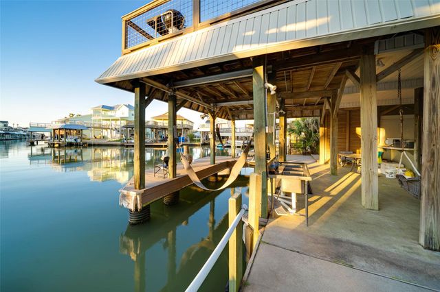 1127 Tiki Drive, Tiki Island, TX 77554