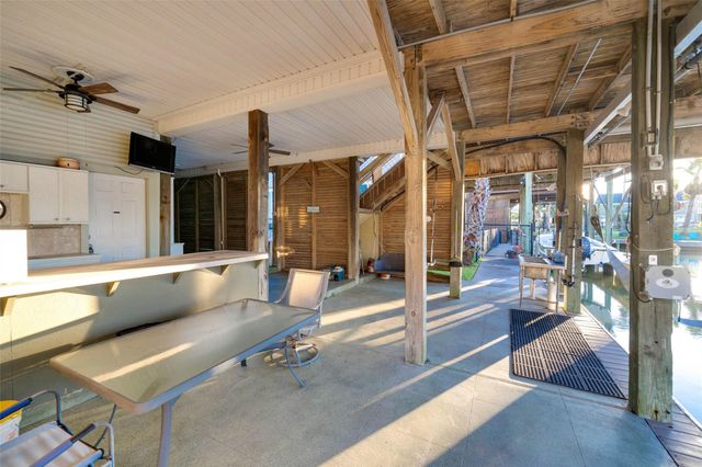 1127 Tiki Drive, Tiki Island, TX 77554