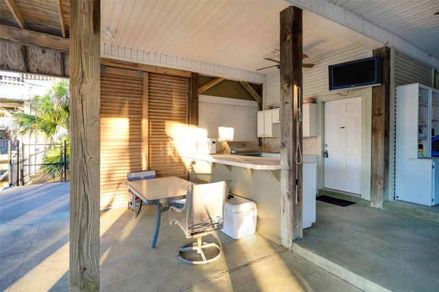 1127 Tiki Drive, Tiki Island, TX 77554
