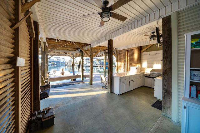 1127 Tiki Drive, Tiki Island, TX 77554