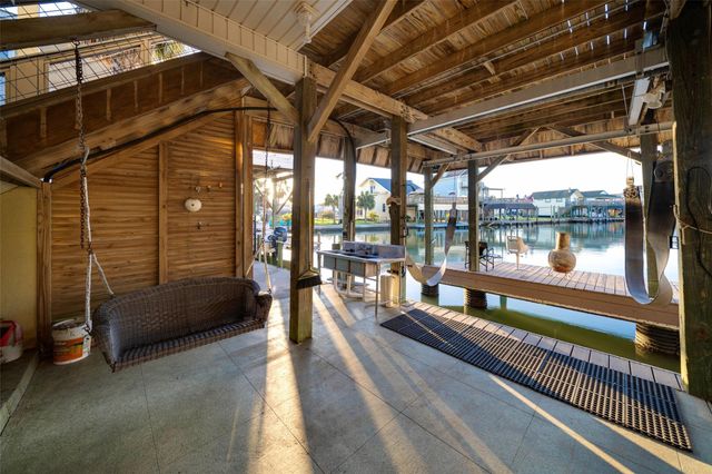 1127 Tiki Drive, Tiki Island, TX 77554