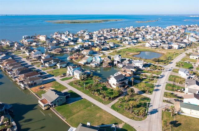 1127 Tiki Drive, Tiki Island, TX 77554
