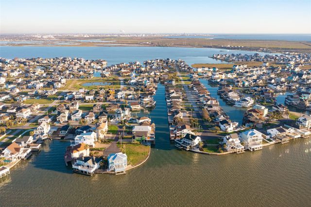 1127 Tiki Drive, Tiki Island, TX 77554