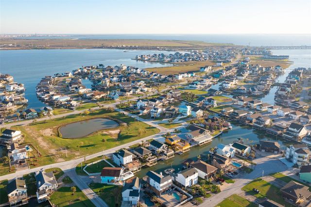 1127 Tiki Drive, Tiki Island, TX 77554