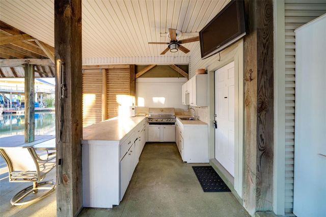 1127 Tiki Drive, Tiki Island, TX 77554